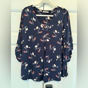 Navy and floral business ready blouse 💙